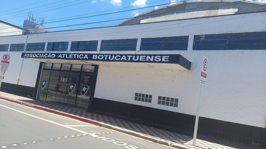 Adolescente cai de telhado na Associação Atlética Botucatuense