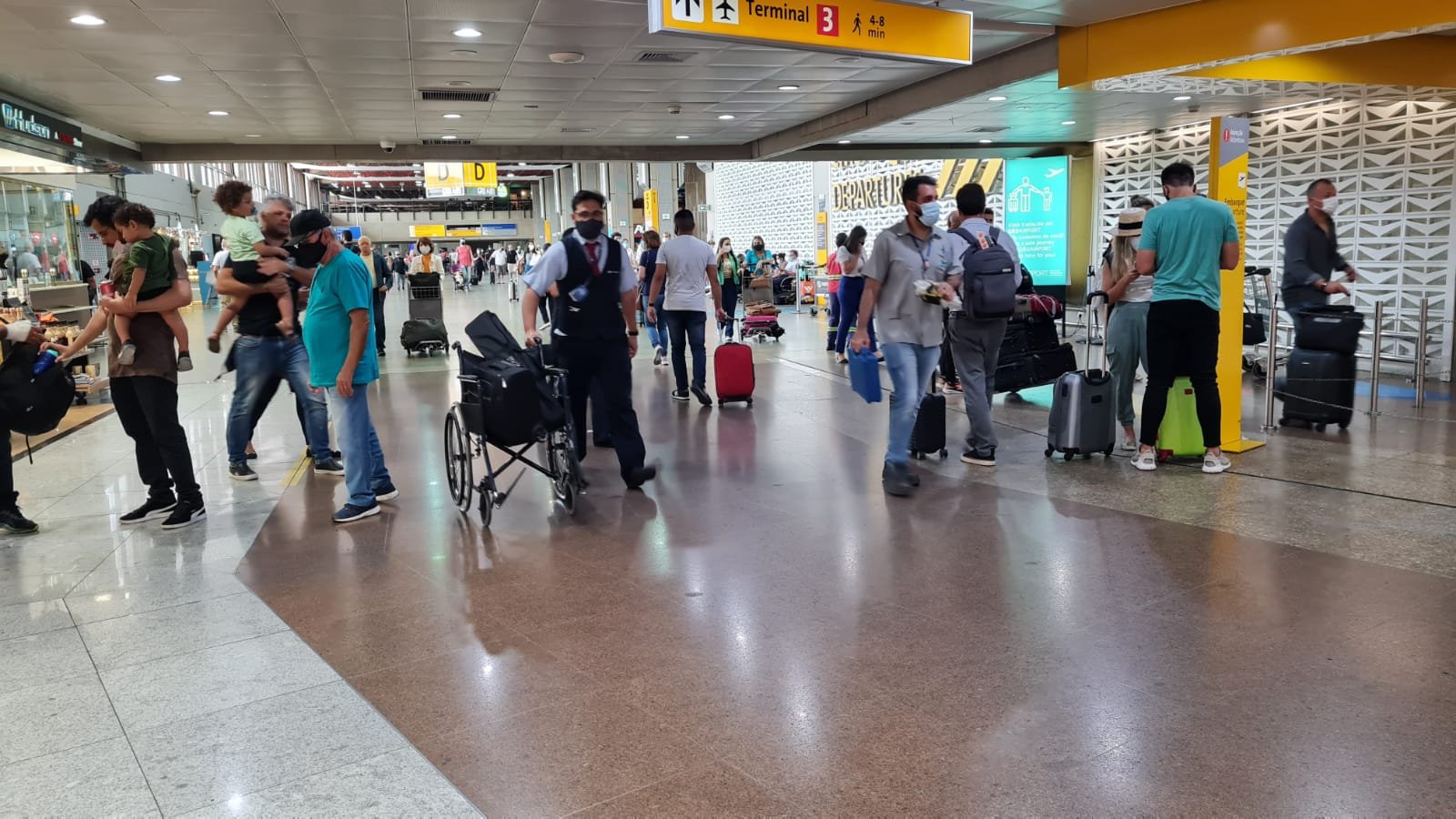 Máscaras voltam a ser obrigatórias em aeroportos e aeronaves