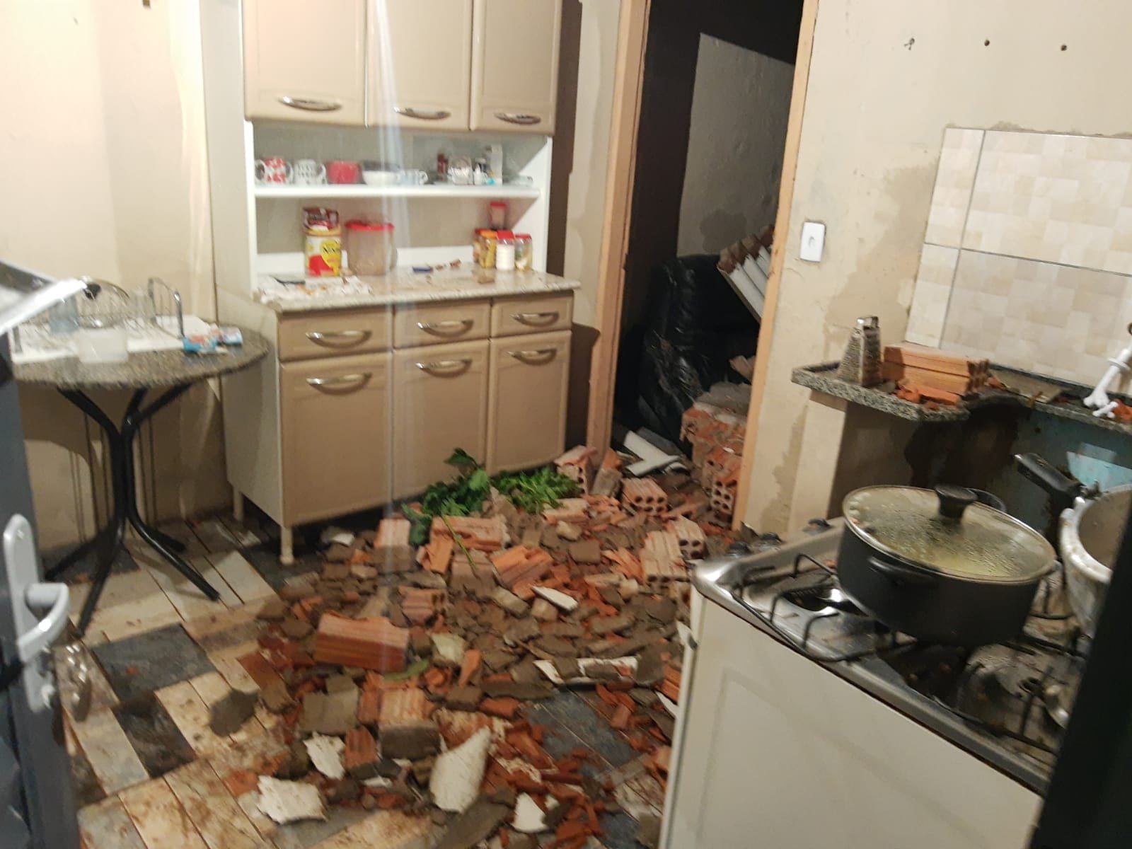 São Manuel: chuva destrói casa e família pede ajuda para reconstruir