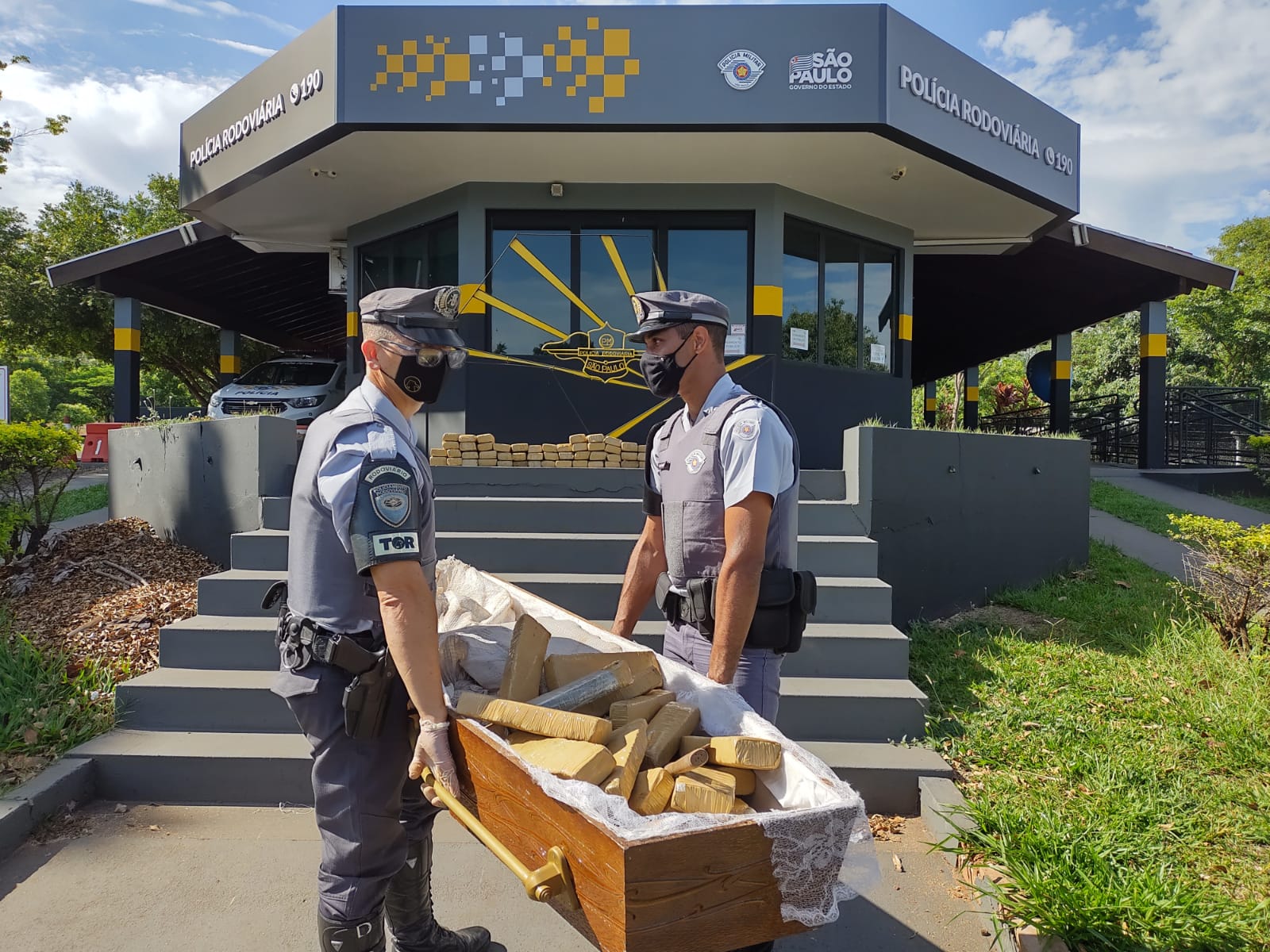 Polícia apreende maconha escondida em urna funerária