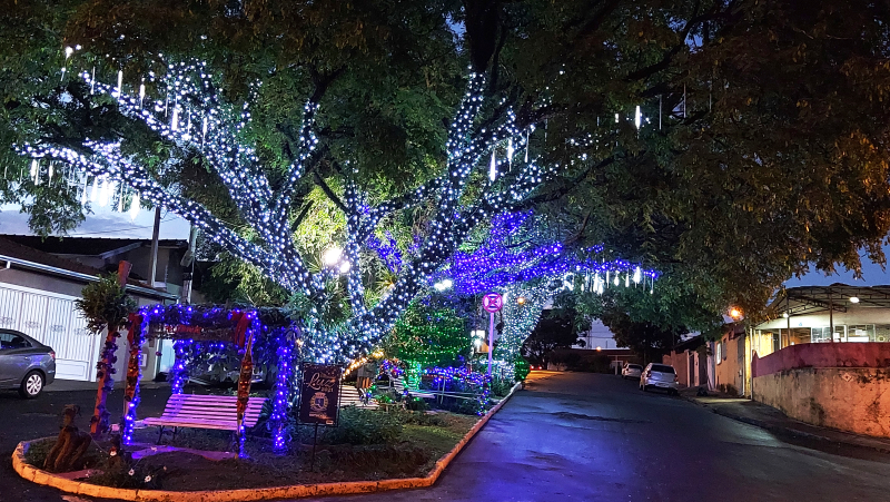Luzes, Papai-Noel e presépio são atrações da decoração natalina em praça no Jardim Paraíso