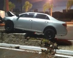 São Manuel: motorista dorme ao volante e colide contra poste em avenida