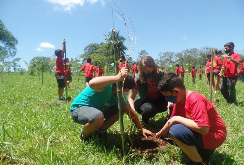Alunos de projeto social participam do plantio de mudas nativas