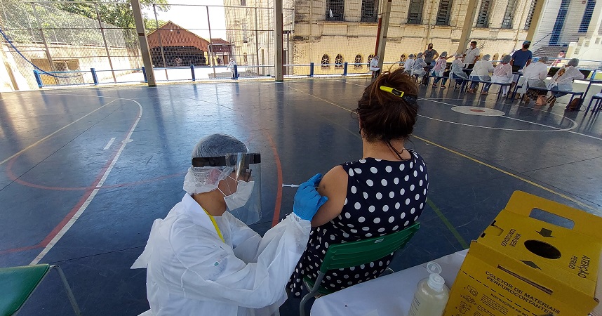 Em um ano de vacinação, quase 70% dos brasileiros já tomaram 2 doses