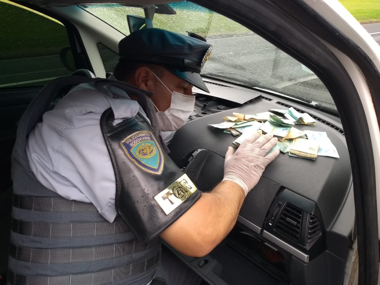 Homem é preso com dinheiro e objetos vindos do tráfico escondidos no carro