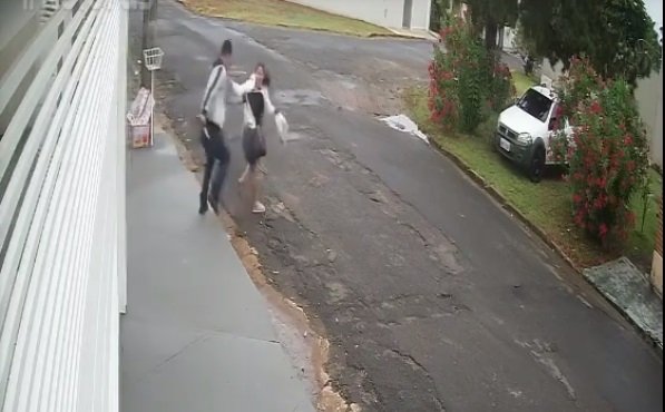 Mulher é esfaqueada pelo ex-marido no meio da rua em Avaré