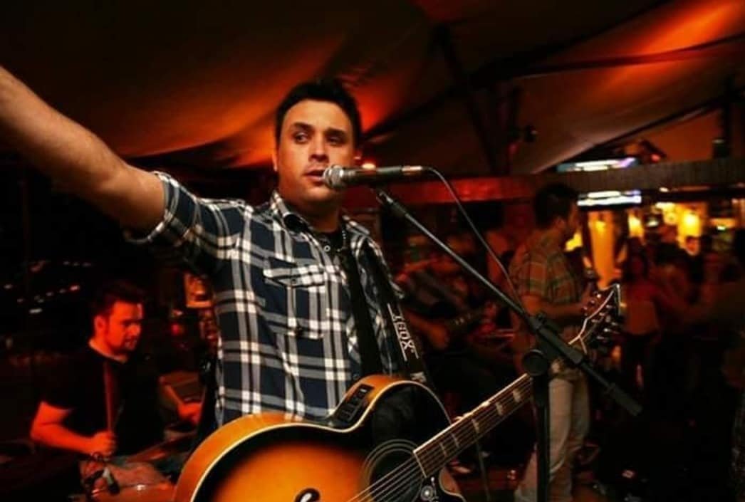 Cantor Luiz Guilherme testa positivo para Covid-19; agenda de shows é suspensa