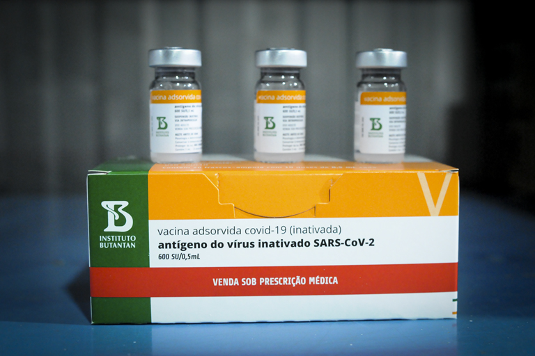 Reforço de marca diferente é mais eficaz para vacinados com CoronaVac