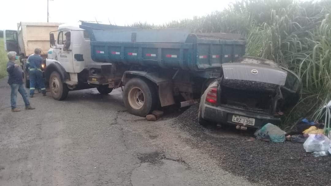 Pardinho: caminhão perde força e esmaga carro em rodovia vicinal