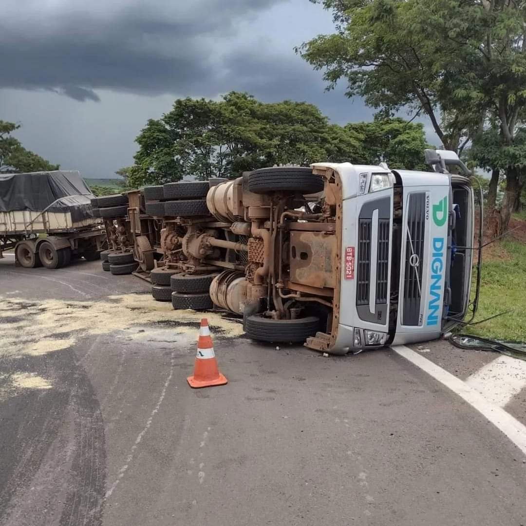 Caminhão carregado com 50 toneladas de celulose tomba em São Manuel