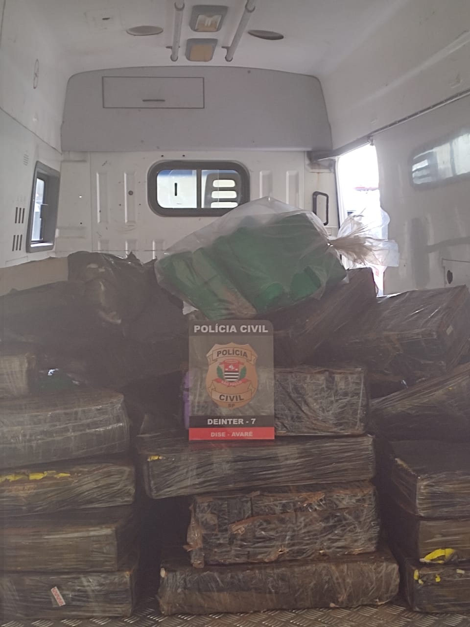 Polícia incinera mais de 1 tonelada de maconha escondida em melancias e apreendida na Castello Branco