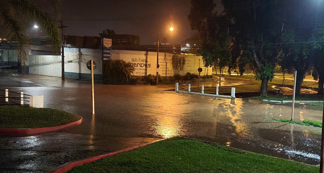 Botucatu: trecho da Vital Brasil alaga após chuva