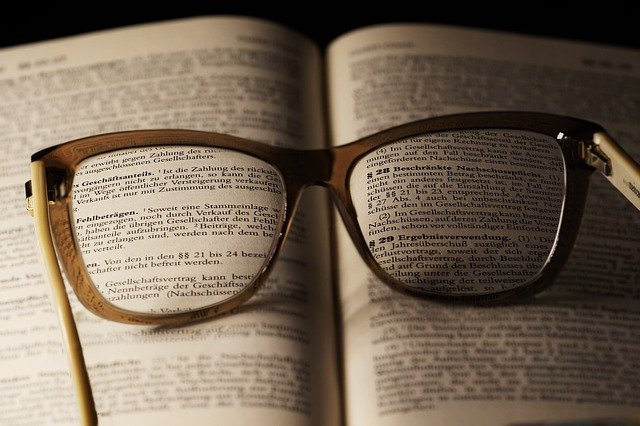 Presbiopia ou “vista cansada”, condição surge pelo envelhecimento natural dos olhos