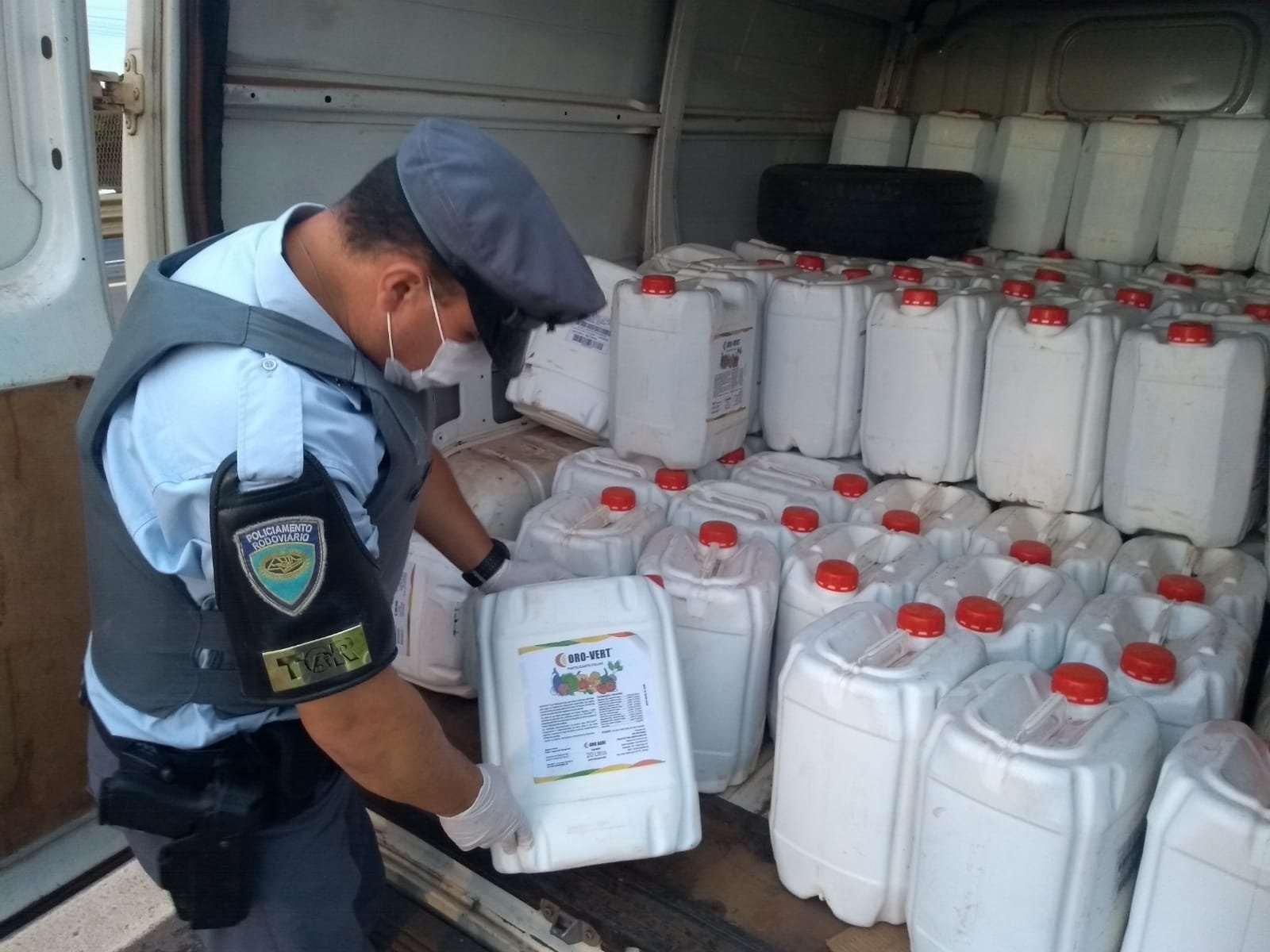 Polícia Rodoviária apreende mais de 2.300 litros de defensivos agrícolas importados ilegalmente