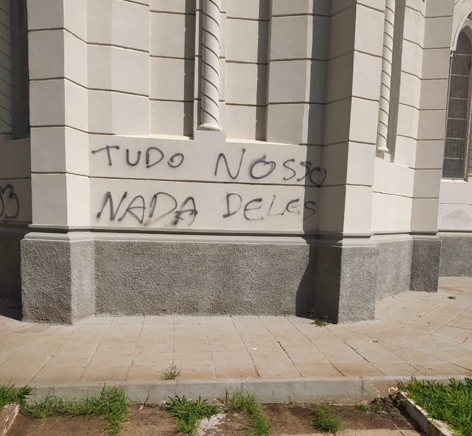 Igreja em São Manuel é alvo de pichação