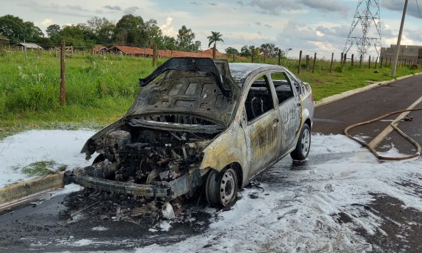 Botucatu: carro fica destruído após incêndio