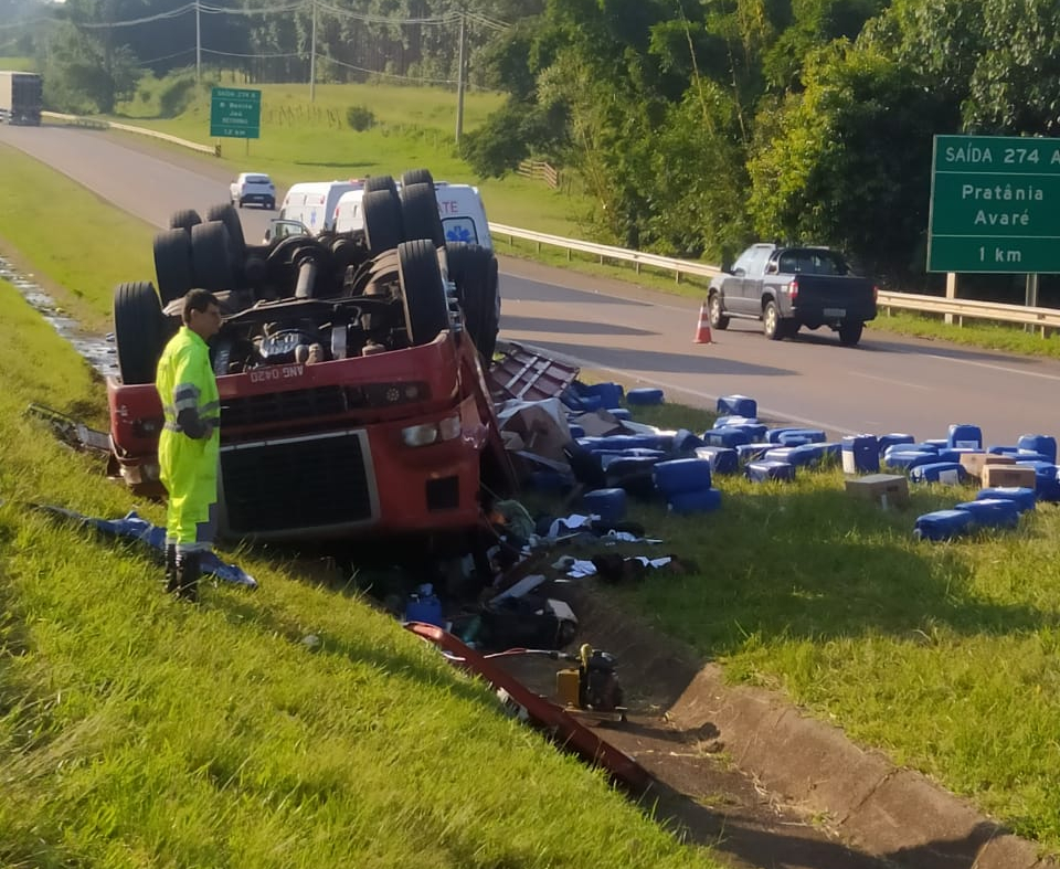 Caminhão com fertilizantes tomba na Rondon e motorista morre