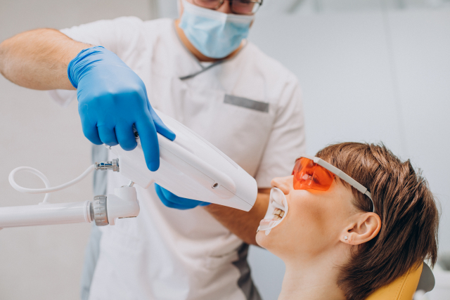 Uso de luz LED violeta aumenta eficiência do clareamento dental com gel