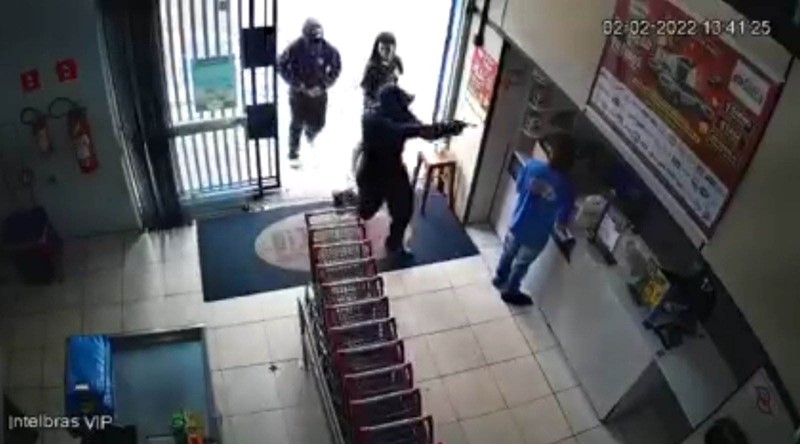 Supermercado é alvo de assalto; bandidos agridem funcionária