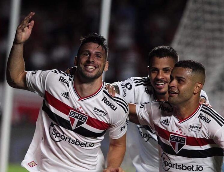 São Paulo vence o Palmeiras e leva vantagem em busca do bicampeonato