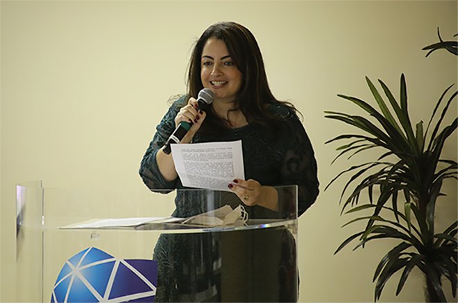 Médica da Unesp Botucatu recebe medalha de reconhecimento pelo desenvolvimento da universidade