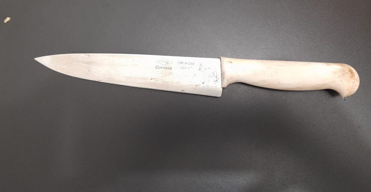 Homem é preso após esfaquear mulher na rua; vítima descobriu assédio contra filha de 13 anos