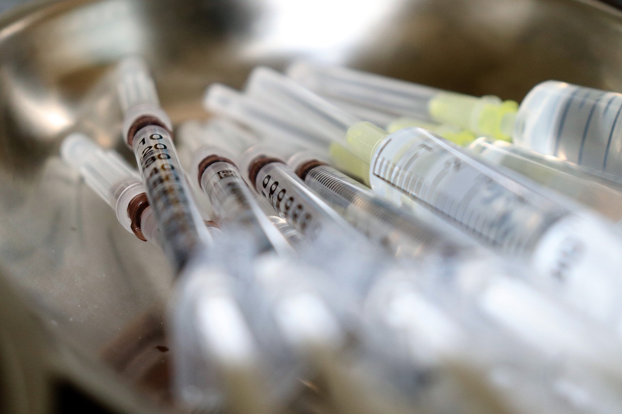 Vacinas, terapia celular e definitiva: o que o futuro trará para o tratamento contra o HIV?