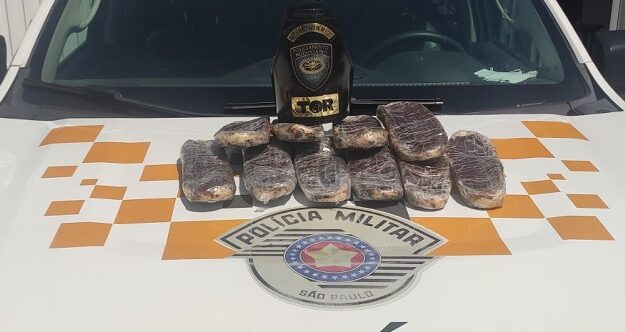 Cinco pessoas são presas por transportarem cocaína em calçados usando a droga como palmilha