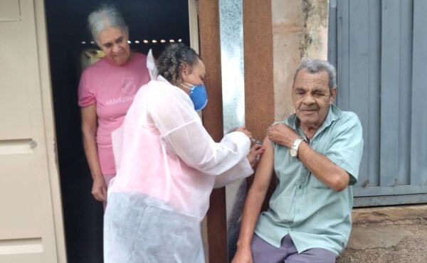 São Manuel vacina pessoas acamadas contra a influenza