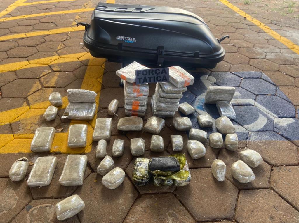 Polícia apreende carro roubado e usado para tráfico na Castello Branco