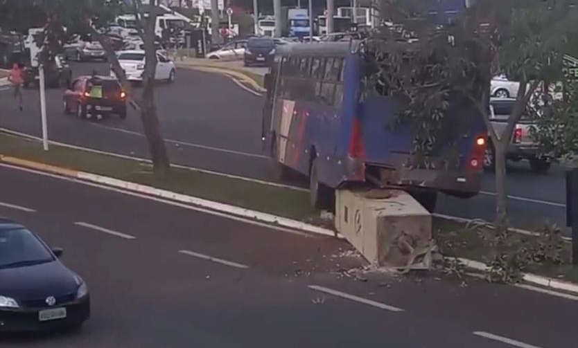 Ônibus destrói obelisco na rotatória de acesso a Botucatu