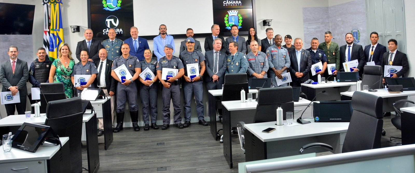 Agentes de segurança recebem homenagem da Câmara de Botucatu