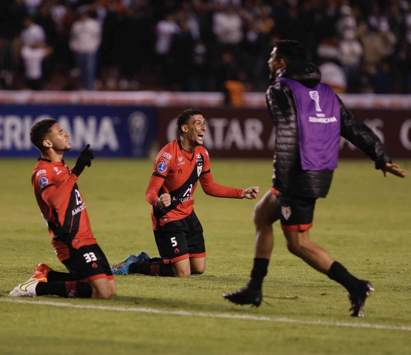 Baralhas garante classificação do Atlético-GO na Sul-Americana