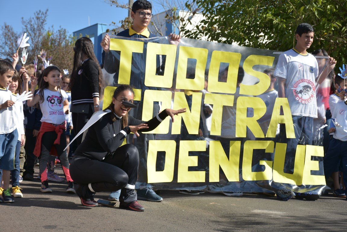 Alunos da rede municipal fazem caminhada para conscientizar sobre a dengue