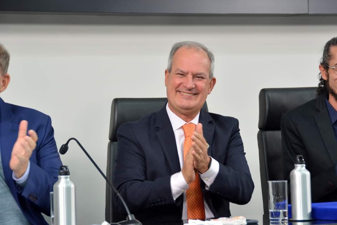 Antonio Oliveira, presidente da Dexco, recebe título de “Cidadão Botucatuense”