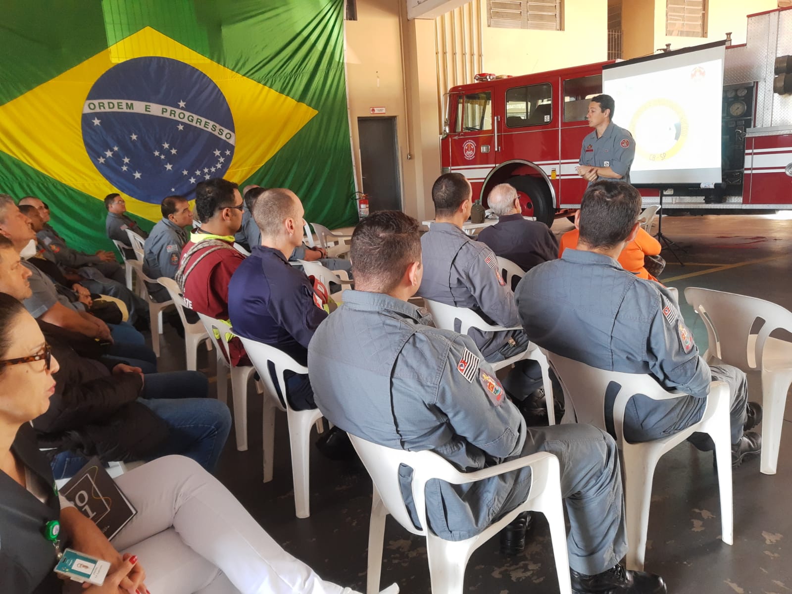 Bombeiros promovem treinamento para assistência em casos de suicídio
