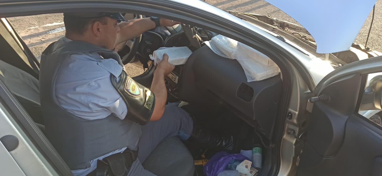 Polícia aborda família em praça de pedágio e descobre tráfico de entorpecentes