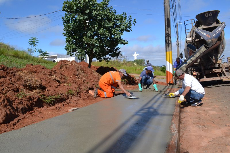 Prefeitura de Avaré implanta calçada na região do Cristo Redentor