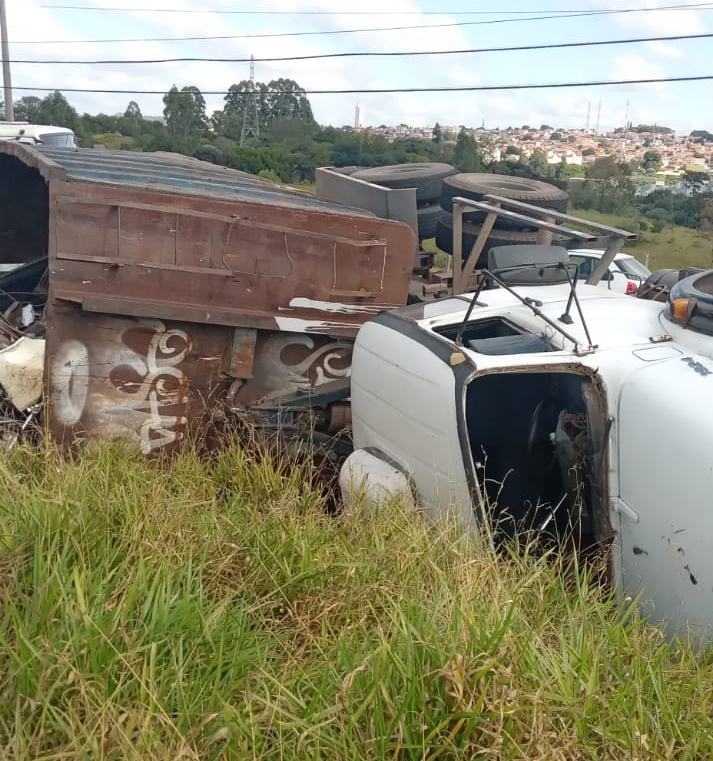 Carreta com material reciclável tomba na Alcides Soares