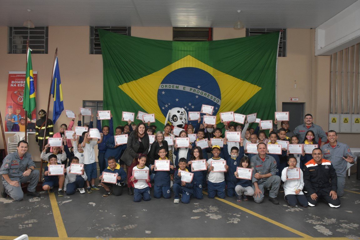 Programa Bombeiros na Escola entrega certificados a alunos participantes