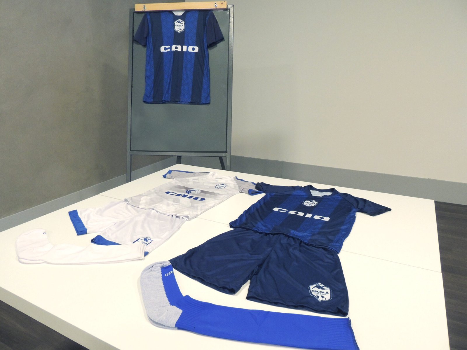 Escola com Bola, em Botucatu, entrega uniformes a alunos do projeto