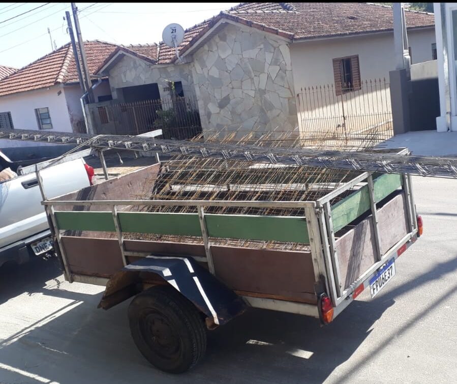 Família busca por carreta furtada em frente à própria casa no Centro de Botucatu