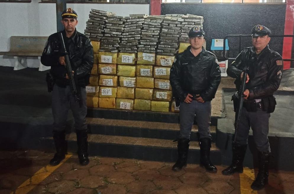 Traficante abandona carro com 900 quilos de maconha em Bofete