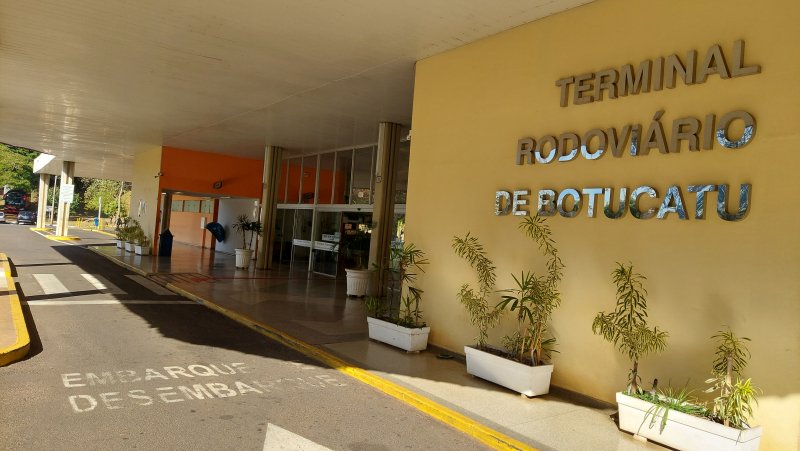 Mulher é agredida a pauladas em frente à Rodoviária de Botucatu