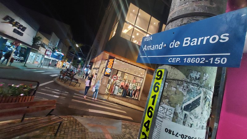 Metade dos brasileiros se sente insegura para andar sozinha à noite