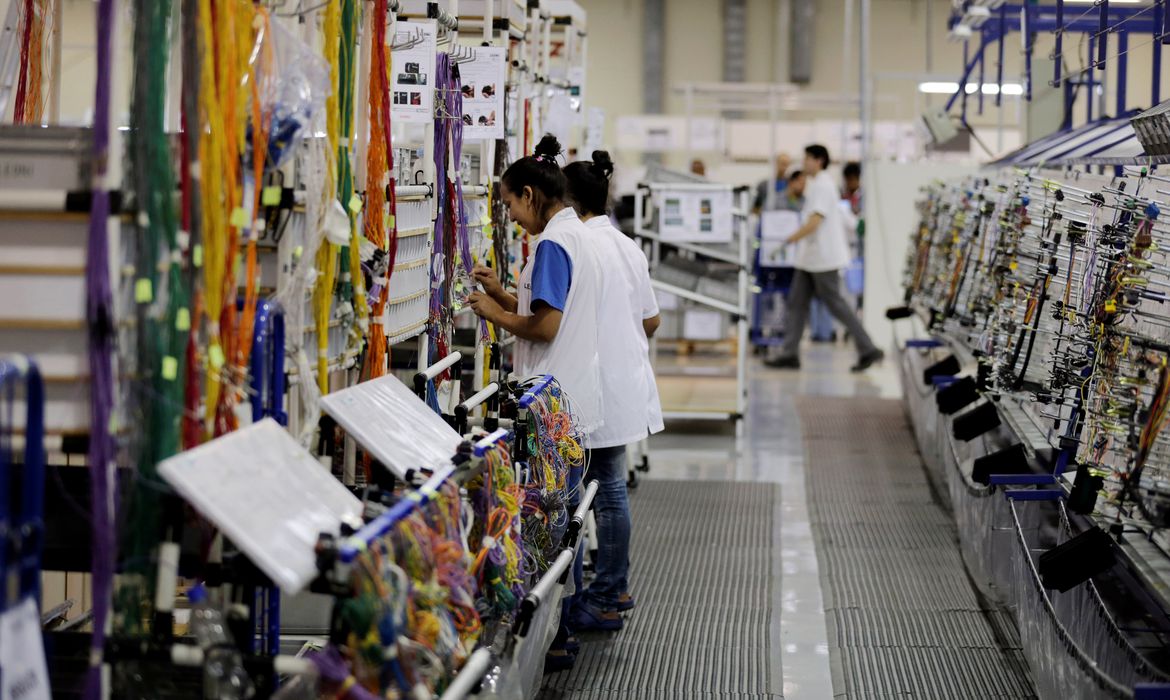 IBGE: produção industrial sobe 0,1% de março para abril