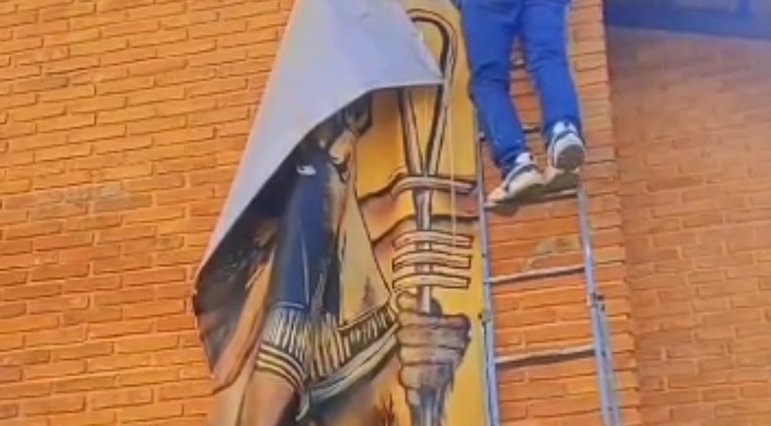 Botucatu: professora é obrigada a retirar banner de deus egípcio após reclamação de vizinhos