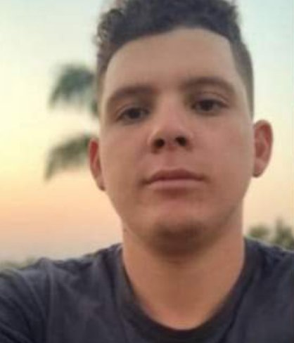 Jovem de 22 anos morre após moto colidir contra poste