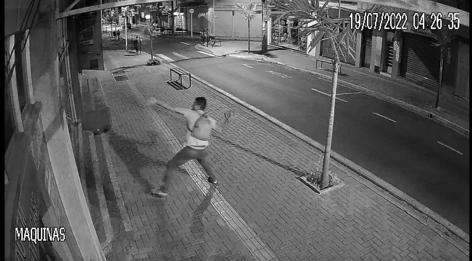 Botucatu: ladrão destrói porta a pedrada para furtar loja