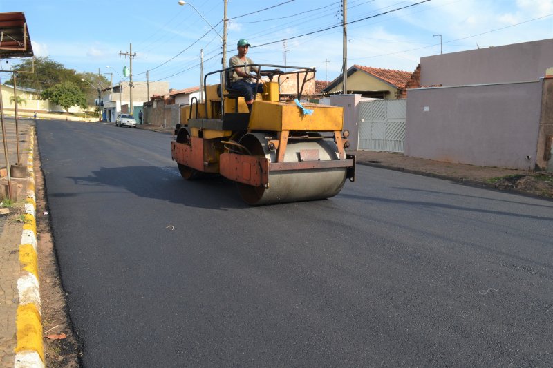 Ruas do Bairro Camargo, em Avaré, recebem recape asfáltico